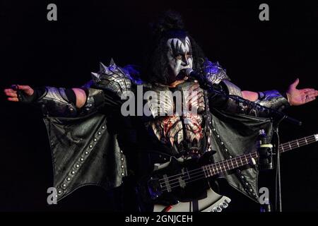 25. September 2021, Chula Vista, Kalifornien, USA: Gene Simmons von der Band Kiss treten live auf der Bühne auf, während sie die Road World Tour beenden. (Bild: © K.C. Alfred/ZUMA-Pressdraht) Stockfoto