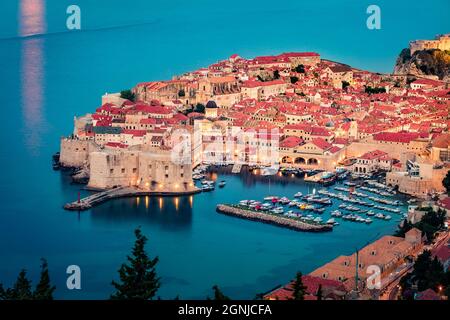 Fantastische Aussicht auf die Stadt Dubrovnik am Morgen. Attraktive Sommerseelandschaft der Adria, Kroatien, Europa. Schöne Welt der Mittelmeerländer. Tra Stockfoto