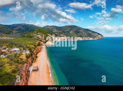 Atemberaubende Sommeransicht des beliebten Touristenziels - Mattinatella Strand (Fontana delle Rose). Luftbild am Morgen Seestücke der Adria, Gargano Na Stockfoto