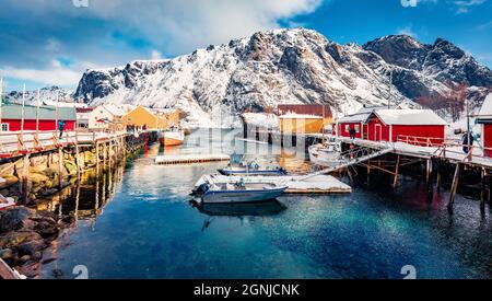 Jeden Tag besuchen viele Touristen die berühmte Stadt Nusfjord auf den Lofoten-Inseln. Heller Frühlingstag in Norwegen, Europa. Wunderbare Morgendüte in Norwegen Stockfoto