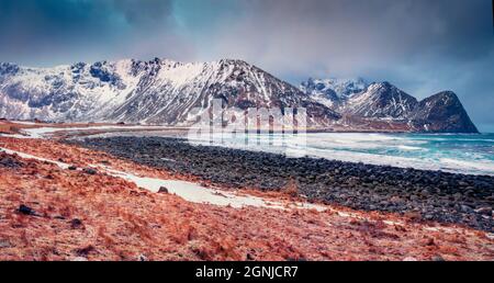 Schmelzender Schnee am Unstad Beach. Farbenfrohe Frühlingsansicht des Archipels der Lofoten-Inseln. Dramatische Morgenszene von Norwegen, Europa. Düstere Seestücke von Norwegen Stockfoto