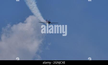 Maribor Airshow Slovenia 15. AUGUST 2021 Propeller Kunstflugflugzeug macht Stunts in den blauen Himmel. Speicherplatz kopieren. MX Aircraft MXS von Veres Zoltan Stockfoto