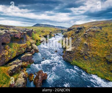 Blick von der fliegenden Drohne auf den Skoga-Fluss. Luftbild-Sommerlandschaft von der touristischen Wanderung vom berühmten Skogafoss Wasserfall auf die Spitze des Flusses, IC genommen Stockfoto