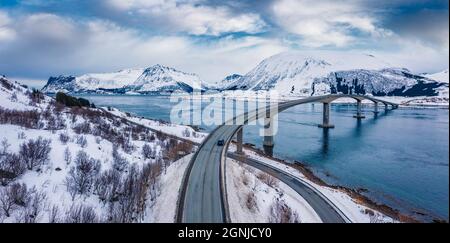 Blick von der fliegenden Drohne auf die Gimsoystraumen-Brücke. Dramatische Winterszene der Lofoten-Inseln, Norwegen, Europa. Atemberaubende Abendseekape von Norwegisch Stockfoto