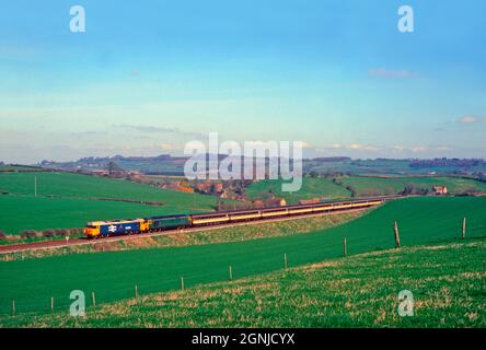 Ein Paar Diesellokomotiven der Klasse 50 mit den Nummern 50050 und 50007, die am 26. März 1994 in Milborne Wick auf einer enthusiastischen Eisenbahntour unterwegs waren. Stockfoto