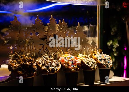 Waffeln mit Eis, Marmelade und Obst. Leckere Bubble-Waffeln Stockfoto