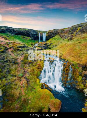 Blick von der fliegenden Drohne. Majestätische Morgenszene des Sheep's Waterfall. Luftaufnahme im Sommer von Island, Europa. Schönheit der Natur Konzept Hintergrund. Stockfoto