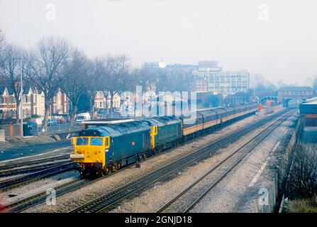 Ein Paar Diesellokomotiven der Klasse 50 mit den Nummern 50033 und 50007, die am 19. Februar 1994 auf einer enthusiastischen Eisenbahntour in West Ealing in London unterwegs waren. Stockfoto