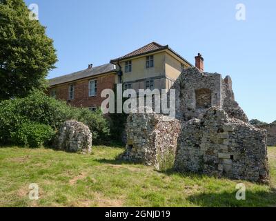 Die Pro Corda Musikakademie, halb georgianisches und halb Tudor Bauernhaus auf dem Gelände der Leiston Abbey aus dem 14. Jahrhundert in Suffolk, England Stockfoto