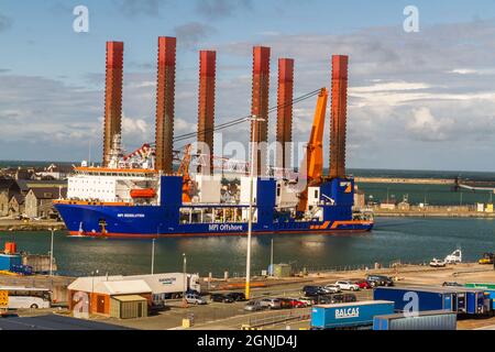 Holyhead, Wales – Oktober 6 2020: Windturbinen-Installationsschiff (WTIV), das speziell für die Installation von Offshore-Windturbinen entwickelt wurde Stockfoto