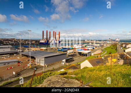 Holyhead, Wales – Oktober 6 2020: Hafen von Holyhead mit Windturbinen-Installationsschiff in der Ferne, Weitwinkel Stockfoto