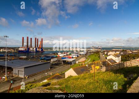 Holyhead, Wales – Oktober 6 2020: Hafen von Holyhead mit Windturbineninstallationsschiff in der Ferne, Weitwinkel, Copyspace nach rechts Stockfoto