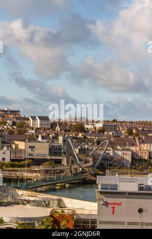 Holyhead, Wales – Oktober 6 2020: Stadt Holyhead mit Celtic Gateway Bridge, Anglesey, Wales, Porträt Stockfoto