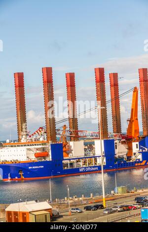 Holyhead, Wales – Oktober 6 2020: Windturbinen-Installationsschiff (WTIV) speziell für die Installation von Offshore-Windenergieanlagen, portra, entwickelt Stockfoto