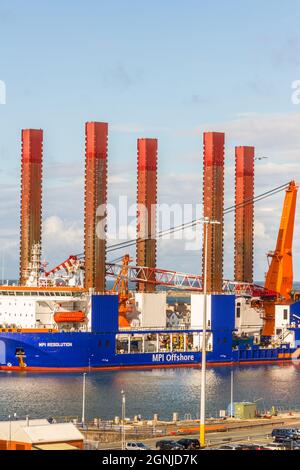 Holyhead, Wales – Oktober 6 2020: Windturbinen-Installationsschiff (WTIV) speziell für die Installation von Offshore-Windenergieanlagen, portra, entwickelt Stockfoto