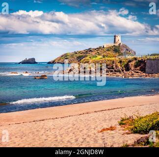 Malerischer Badestrand in geschützter Bucht - Spiaggia Di Nora. Sonnige Sommeransicht von Torre del Coltellazzo o di Sant'Efisio Turm, Insel Sardinien, Italien, E Stockfoto