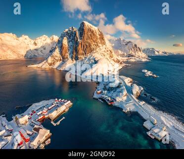 Blick von der fliegenden Drohne des Hafens Hamnoy mit Festhaeltinden-Montierung im Hintergrund, Norwegen, Europa. Herrliche morgendliche Szene der Lofoten-Inseln. Schöner Sieg Stockfoto