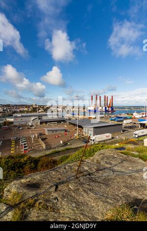 Holyhead, Wales – Oktober 6 2020: Hafen von Holyhead mit Windturbinen-Installationsschiff in der Ferne, Porträt, Copyspace nach links Stockfoto