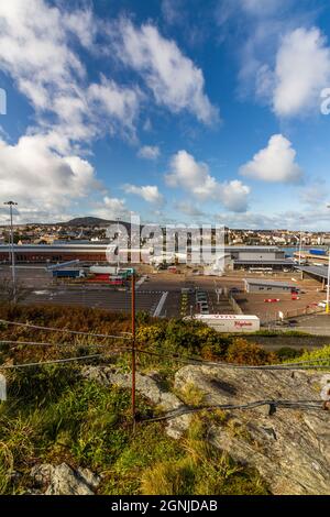 Holyhead, Wales – Oktober 6 2020: Stadt Holyhead mit Hafen, Anglesey, Wales, Porträt Stockfoto