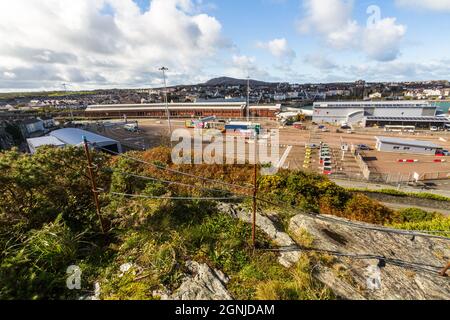 Holyhead, Wales – Oktober 6 2020: Stadt Holyhead mit Hafen, Anglesey, Wales, Landschaft Stockfoto