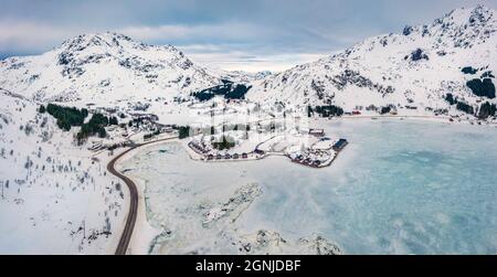 Blick von der fliegenden Drohne auf den Kongsjordpollen-Fjord, Vestvagoy, Norwegen, Europa. Luftaufnahme der Lofoten-InselnL ife über dem Polarkreis. Fantastische m Stockfoto