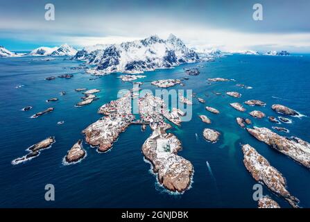 Blick von der fliegenden Drohne der Stadt Henningsvaer, Lofoten, Norwegen, Europa. Luftfrühlingsmeer des norwegischen Meeres. Hintergrund des Reisekonzepts. E Stockfoto