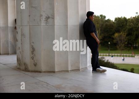 Washington, USA. September 2021. Ein Tourist besucht das Lincoln Memorial in der National Mall in Washington, DC, USA, 25. September 2021. Die US-Regierung setzt ihren Impfplan mit einer in dieser Woche endlich genehmigten Auffrischungsimpfung weiter durch, und es wurde finanzielle Unterstützung bereitgestellt, um einige Schulbezirke zu verschärfen, die unter Gehaltsverlusten leiden, weil sie sich dem lokalen Verbot von Maskenmandaten widersetzen. Kredit: Ting Shen/Xinhua/Alamy Live Nachrichten Stockfoto