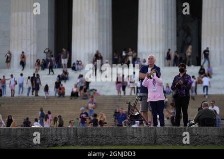 Washington, USA. September 2021. Touristen besuchen das Lincoln Memorial in der National Mall in Washington, DC, USA, 25. September 2021. Die US-Regierung setzt ihren Impfplan mit einer in dieser Woche endlich genehmigten Auffrischungsimpfung weiter durch, und es wurde finanzielle Unterstützung bereitgestellt, um einige Schulbezirke zu verschärfen, die unter Gehaltsverlusten leiden, weil sie sich dem lokalen Verbot von Maskenmandaten widersetzen. Kredit: Ting Shen/Xinhua/Alamy Live Nachrichten Stockfoto