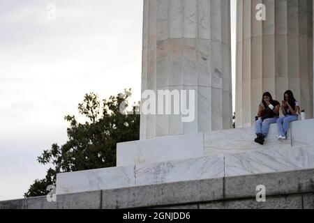 Washington, USA. September 2021. Touristen besuchen das Lincoln Memorial in der National Mall in Washington, DC, USA, 25. September 2021. Die US-Regierung setzt ihren Impfplan mit einer in dieser Woche endlich genehmigten Auffrischungsimpfung weiter durch, und es wurde finanzielle Unterstützung bereitgestellt, um einige Schulbezirke zu verschärfen, die unter Gehaltsverlusten leiden, weil sie sich dem lokalen Verbot von Maskenmandaten widersetzen. Kredit: Ting Shen/Xinhua/Alamy Live Nachrichten Stockfoto