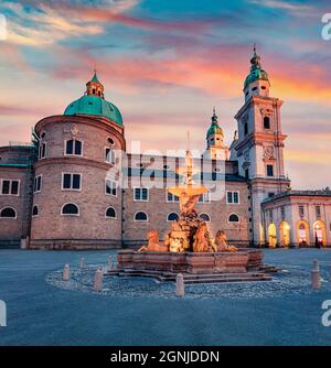 Erstaunlicher Sommeruntergang in der Altstadt von Salzburg. Herrliche Abendansicht des Salzburger Doms, Österreich, Europa. Hintergrund des Reisekonzepts. Stockfoto