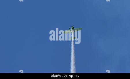 Maribor Airshow Slovenia AUGUST, 15, 2021 Extreme Kunstflugmaschine steigt senkrecht in den blauen Himmel mit weißem Rauch. MX Aircraft MXS von Veres Zoltan Stockfoto