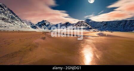 Nacht am Strand von Utakleiv, Norwegen, Europa. Panorama-Winteransicht des Archipels der Lofoten-Inseln. Leben über dem Polarkreis. Schönheit der Natur Konzept backgr Stockfoto
