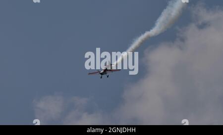 Maribor Airshow Slovenia 15. AUGUST 2021 Propeller-Flugzeug im Flug in blauem Himmel mit weißer Rauchspur. MX Aircraft MXS von Veres Zoltan Stockfoto