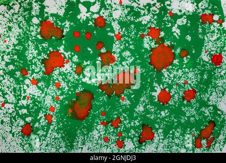 Abstraktes rotes und grünes Aquarell auf weißem Hintergrund. Handgefertigte Kulisse. Pinselbild. Farbflecken. Fragment der Kunstwerke. Stockfoto