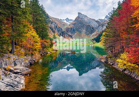Unglaubliche Aussicht auf den See Seepalpsee, Schweiz. Faszinierende Herbstszene der Schweizer Alpen. Majestätische Santis Gipfel spiegelt sich in der ruhigen Oberfläche von Stockfoto