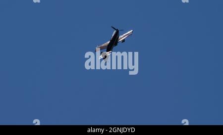 Maribor Airshow Slovenia 15. AUGUST 2021 kleines Propellerflugzeug steigt in einem vollkommen blauen Himmel auf. Speicherplatz kopieren. MX Aircraft MXS von Veres Zoltan Stockfoto