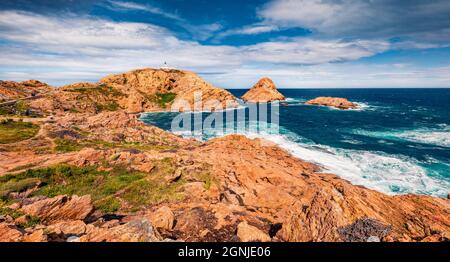 Spektakulärer Blick auf das Kap Pietra am Morgen mit dem Leuchtturm Phare de la Pietra im Hintergrund. Beeindruckende Sommerszene von Korsika, Frankreich, Europa. T Stockfoto