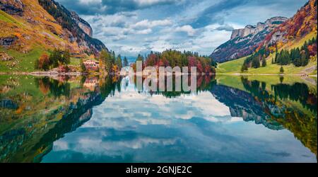 Atemberaubende Aussicht auf den See Seepalpsee, Schweiz, Europa. Düsterer Himmel spiegelte sich in den ruhigen Gewässern des Sees wider. Wunderschöne Herbstszene der Schweizer Alp Stockfoto