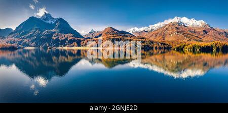 Panoramablick von der fliegenden Drohne auf den Sils See. Unglaubliche Morgenszene der Schweizer Alpen. Spannende Outdoor-Szene der Schweiz, Europa. Die Schönheit der Natur Stockfoto