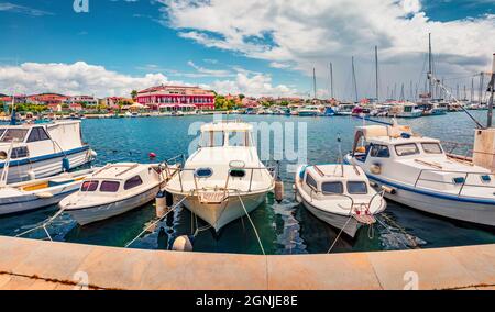 Herrliche sommerliche Stadtlandschaft des Hafens von Tribunj. Helle Morgenseelandschaft des Adriatischen Meeres, Kroatien, Europa. Schöne Welt der Mittelmeerländer. Reise Stockfoto