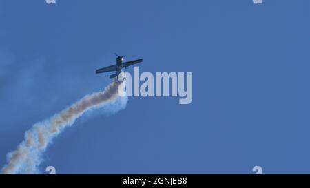 Maribor Airshow Slovenia 15. AUGUST 2021 Aerobatic Plane stationär senkrecht in den blauen Himmel getaucht. MX Aircraft MXS von Veres Zoltan Stockfoto