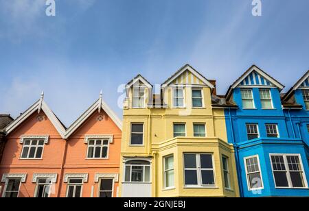 Die farbenfrohen viktorianischen Häuser am Meer von Aldeburgh in Suffolk, England Stockfoto