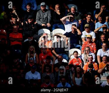 Blackpool-Fans beobachten das Spiel in der Sonne Stockfoto