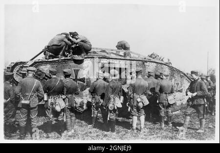 Ein Vintage-Foto von ca. 1918 deutschen Soldaten, die an einem gefangenen britischen Panzer arbeiteten, der mit den deutsch-maltesischen Kreuzmarkierungen neu gestrichen und an der Westfront in Frankreich in den deutschen Militärdienst gebracht wurde Stockfoto