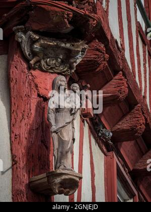 Madonna mit Kind, Ecke Holzskulptur, Haus an der Ecke der St. Nikolaus und Brunnen Straßen, Vannes, Morbihan, Bretagne, Frankreich. Stockfoto