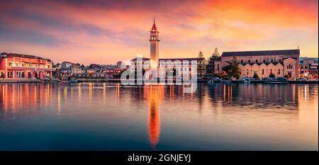 Panoramablick auf die Stadt Zakynthos mit der Kirche des Heiligen Dionysios, der Insel Zakynthos, Griechenland, Europa. Unglaublicher Sommeruntergang am Mittelmeer Stockfoto