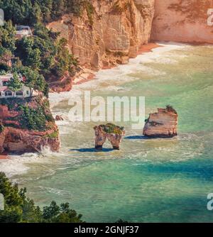 Farbenfroher Sommeraufgang auf der Adria. Beliebtes Touristenziel - Faraglioni Di Puglia und Faragliony Strand, Region Apulien, Italien, Europa. Schönheit Stockfoto