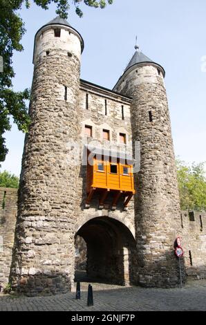 Das historische Helpoort-Tor aus dem 13. Jahrhundert in der Stadtmauer von Maastricht Stockfoto