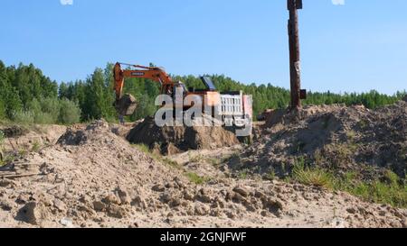 Yellow Bulldozer führt Erdarbeiten durch Sandgraben auf einer Baustelle: Moskau, Russland - 30. August 2021. Stockfoto