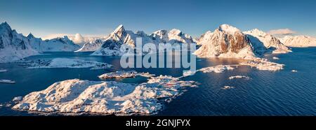 Panoramablick von der fliegenden Drohne auf die Villeges Hamnoy, Sakrisoy und reine - das beliebteste Touristenziel auf der Lofoten-Insel. Luftaufnahme von No Stockfoto